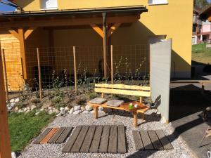 Fotografie z fotogalerie ubytování Berghaus Christel, bergbeek in grote tuin v destinaci Arnoldstein