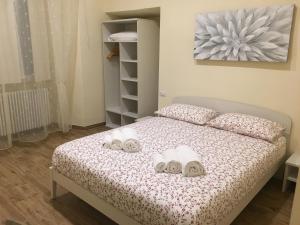 una camera da letto con un letto e due asciugamani di Locanda La Francisca a Omegna