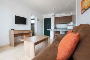 Telewizja i/lub zestaw kina domowego w obiekcie Bitacora Lanzarote Club