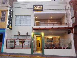 un edificio blanco con una puerta delante en Hostal Atenea, en Ilo