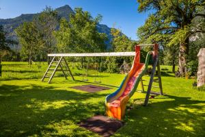 einen Spielplatz mit Rutsche in einem Park in der Unterkunft Starbauer in Golling an der Salzach