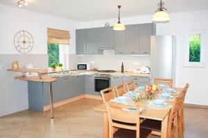 Kuchyň nebo kuchyňský kout v ubytování Villa Nika