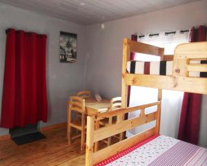 a bedroom with a bunk bed and a desk at Three Palms Fianar in Fianarantsoa