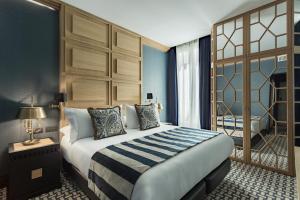 A bed or beds in a room at Room Mate Collection Alba, Madrid