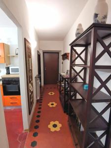 una cucina con una stanza con scala con un pavimento fiorito di Appartamento Liliana a Pontremoli