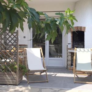 une paire de chaises assises sur une terrasse dans l'établissement Appartement Pérols Centre, à Pérols