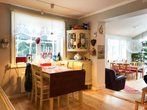 una cucina e un soggiorno con tavolo e sedie di Lakeview in Casa Mia a Ljusdal