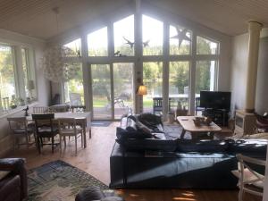 un soggiorno con divano e tavolo di Lakeview in Casa Mia a Ljusdal