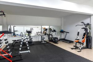 Fitness centrum a/nebo fitness zařízení v ubytování Mayfair Gardens