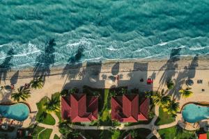 uma vista aérea da praia e do oceano em Hopkins Bay Belize a Muy'Ono Resort em Hopkins