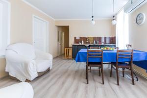 Bolnisi的住宿－Jeffrey+，客厅配有蓝色的桌子和椅子