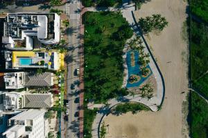 una vista aérea de una playa con casas y una carretera en Leslie Hotel Ocean Drive en Miami Beach