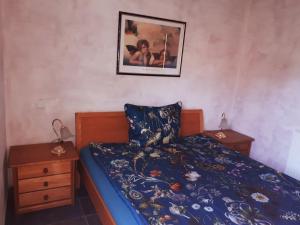 a bedroom with a bed and a picture on the wall at Ferienwohnung Thöne in Horstmar