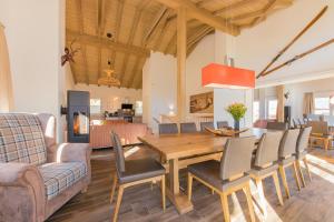 A seating area at Grossglockner Chalets Zell am See
