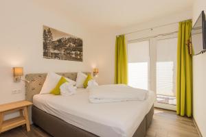 A bed or beds in a room at Grossglockner Chalets Zell am See