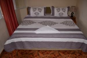 una camera con letto e lenzuola viola e bianche di Musanto Hotel a Gisenyi