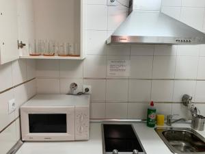 A kitchen or kitchenette at Apartamentos Torr en Madrid - Chamartín