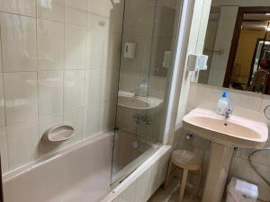 A bathroom at Apartamentos Torr en Madrid - Chamartín