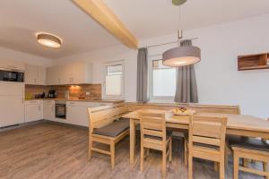 A kitchen or kitchenette at Grossglockner Chalets Zell am See