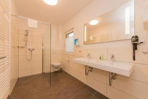 A bathroom at Grossglockner Chalets Zell am See