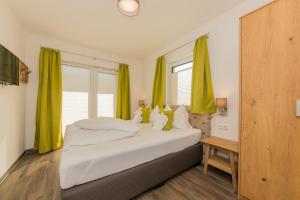 A bed or beds in a room at Grossglockner Chalets Zell am See