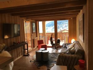 ein Wohnzimmer mit Bergblick in der Unterkunft L’énergie Tranquillisante in Le Grand-Bornand