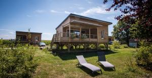 Roeschwoog的住宿－Camping du Staedly，院子里有两把椅子的小房子