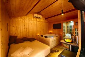 Villa Elisio Hotel & Spa في نابولي: غرفة نوم بسرير ومغسلة وحوض استحمام