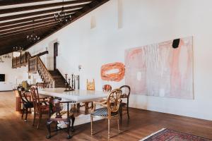 une salle à manger avec une table et des chaises blanches dans l'établissement Heritage Hotel Martinis Marchi, à Maslinica