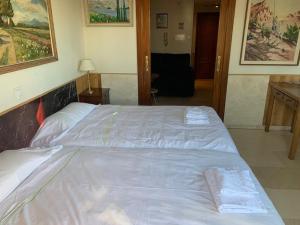 A bed or beds in a room at Apartamentos Torr en Madrid - Chamartín
