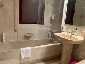 A bathroom at Apartamentos Torr en Madrid - Chamartín