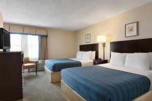 um quarto de hotel com duas camas e uma televisão em Harrison Hall Hotel em Ocean City