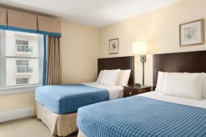 大洋城的住宿－哈里森豪酒店，酒店客房设有两张床和窗户。