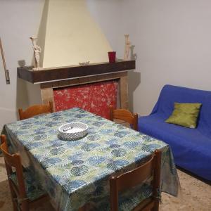 Villa Santa Maria的住宿－Casa di Giusy，客厅配有一张桌子和一张沙发。