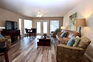 un salon avec un canapé et une table dans l'établissement Poolside Porch Paradise, à New Braunfels