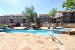 une piscine avec une fontaine dans un immeuble dans l'établissement Poolside Porch Paradise, à New Braunfels