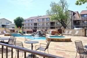 un patio avec des chaises et une piscine avec une fontaine dans l'établissement Poolside Porch Paradise, à New Braunfels