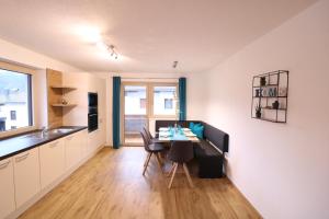 uma cozinha e sala de jantar com mesa e cadeiras em Apart Kreidl em Mayrhofen