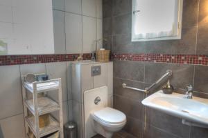 馬尼萊阿莫的住宿－幸運草原旅館，一间带卫生间和水槽的浴室
