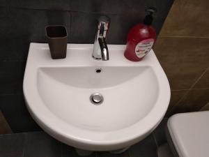 Kúpeľňa v ubytovaní Prime Location Bright Studio City center Super 5G Wifi 200Mbps with32''TV