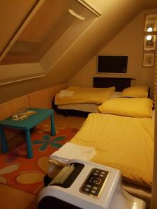 オロシュハーザにあるFortuna Panzioの屋根裏部屋(ベッド2台、テーブル付)