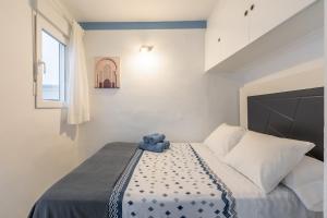 Apartamento Cuarta Puerta Centro Histórico في إشبيلية: غرفة نوم بها سرير مع دبدوب أزرق