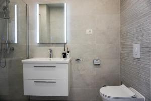 Kúpeľňa v ubytovaní SoL Rooftop Apartments + 37 fotografií