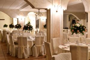 pokój pełen stołów i krzeseł z białą tkaniną w obiekcie Hotel La Fontanella w mieście Serra San Bruno