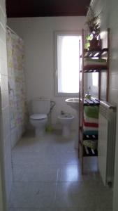 科瓦萊達的住宿－Covaleda naturazleza y relax，一间带卫生间、水槽和窗户的浴室