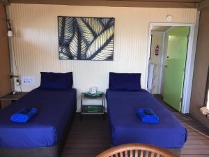 
A bed or beds in a room at Bremer Island Banubanu Beach Retreat
