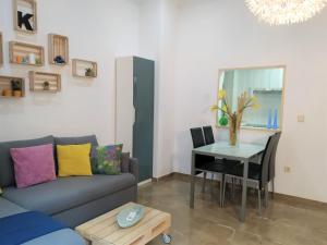 グラナダにあるApartamento Tebaidaのソファとテーブルのあるリビングルーム