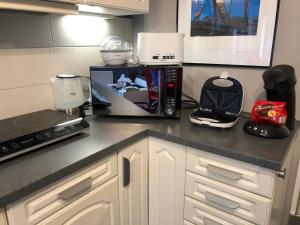 eine Küchentheke mit einer Mikrowelle und einer Kaffeemaschine in der Unterkunft VIP Appartement in Mahlberg