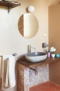 een badkamer met een wastafel en een spiegel bij B&B Mi casa es tu casa in Quarrata