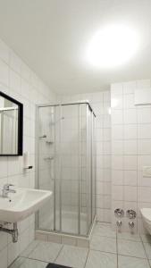 インスブルックにあるInnsbruck Apartment Niglerの白いバスルーム(シャワー、シンク付)